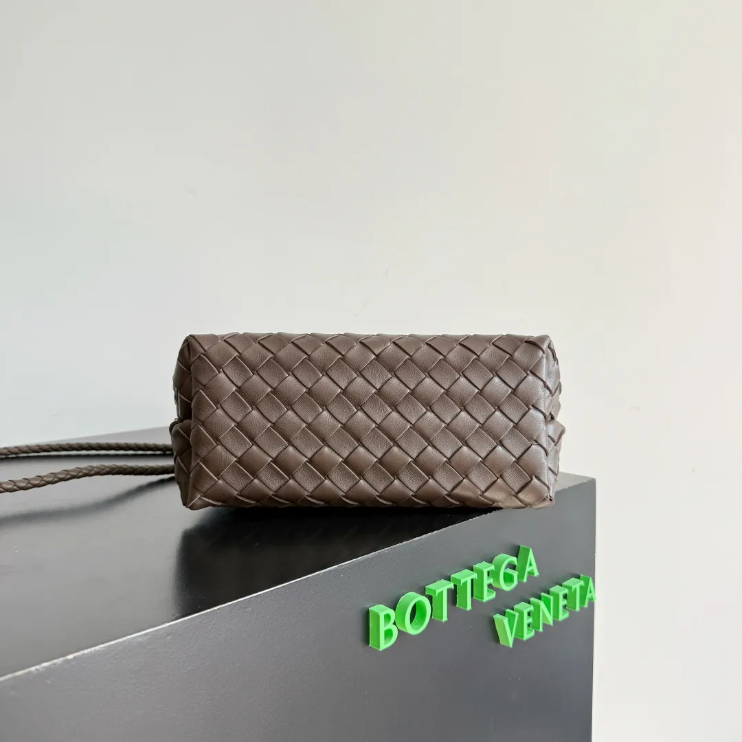 The new Andiamo batch of 3060 BV is shipped‼ ️The classic intercciato weaving process is used to create a soft bag, the metal knot is made of micro-cast aluminum using jewelry technology🪢, and the decorative beads are made of metal and hand-polished oak, allowing you to jump repeatedly between elegance and fun💃, making it unpredictable. Classic and versatile, it shows off your temperament, and the bag has a large capacity, making it very convenient for daily commuting! It has a variety of carrying methods, the shoulder straps can be adjusted by yourself, the original lambskin feels soft and delicate, and the unisex style breaks gender boundaries and brings a more practical and long-lasting use experience. The Andiamo, which has both elegant and casual styles, perfectly interprets the "fashionable old money style". Style number: 743568+wood hardware Color: candy brown Size: 25*22*10.5cm